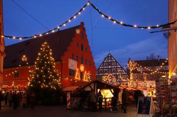 Christmas market stalls in the old town; copyright: Tourist-Information Nrdlingen 