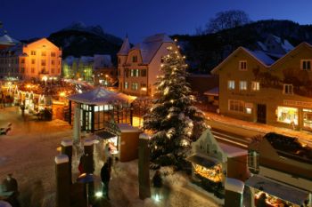Fssen Christmas market in a festive glow; copyright: Fssen Tourismus und Marketing 