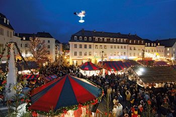 Santa and his sleigh look from down on high; copyright: Tourist Information Region Saarbrcken  