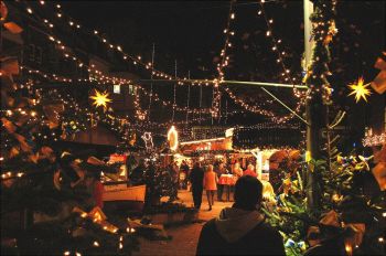 Christmas shopping under a canopy of glittering lights; copyright: Stadt Wilhelmshaven 