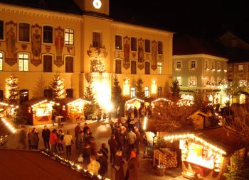 Festive glow at the Christmas market; copyright: Bayerisches Staatsbad Kur-GmbH Bad Reichenhall 