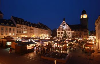 Christmas charm on the old market square; copyright: Tourist-Information der Stadt Plauen 
