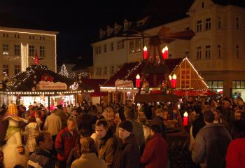 Festive stalls around the Christmas pyramid; copyright: Eigenbetrieb Mrkte, Eisleben 