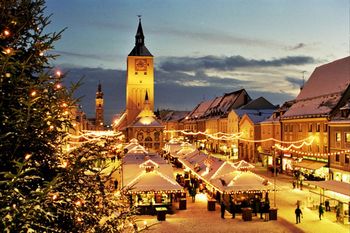 Deggendorf Christmas market in a festive glow; copyright: Kulturamt der Stadt Deggendorf 