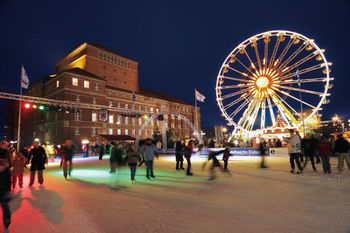 Festive fun on the ice rink; copyright: Tourist Information Kiel/Peter Lhr 