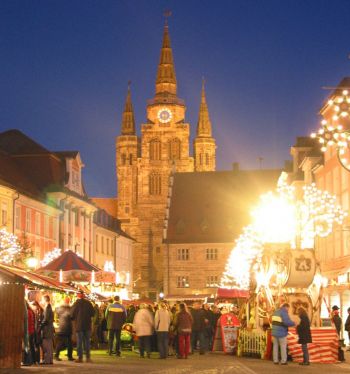 Ansbach's glittering Christmas market around the town hall ; copyright: Stadt Ansbach ffentlichkeitsarbeit & Marketing 