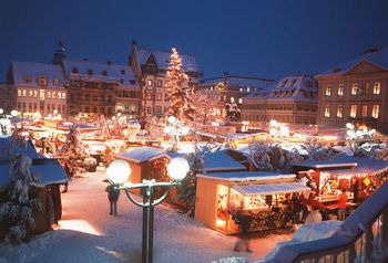 The historical market square in its winter coat; copyright: Bro fr Tourismus Landau 